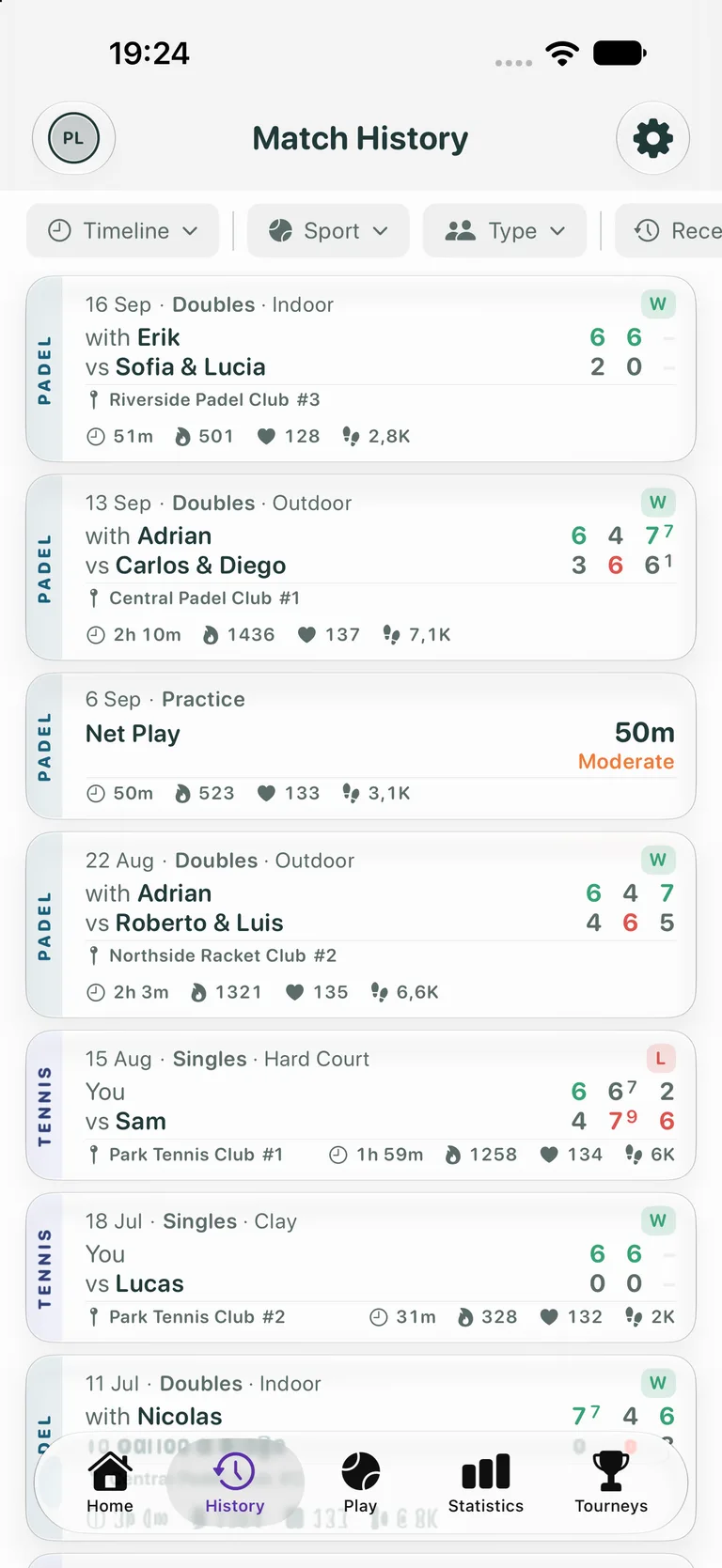 A list of finished padel and tennis matches, each one showing its date, club, format and final score.